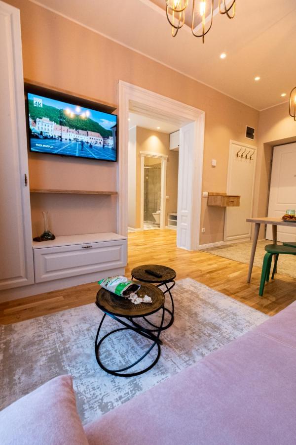 Black Gate - Quiet Studio In The Heart Of Old Town With Free Private Secured Parking Brašov Exteriér fotografie